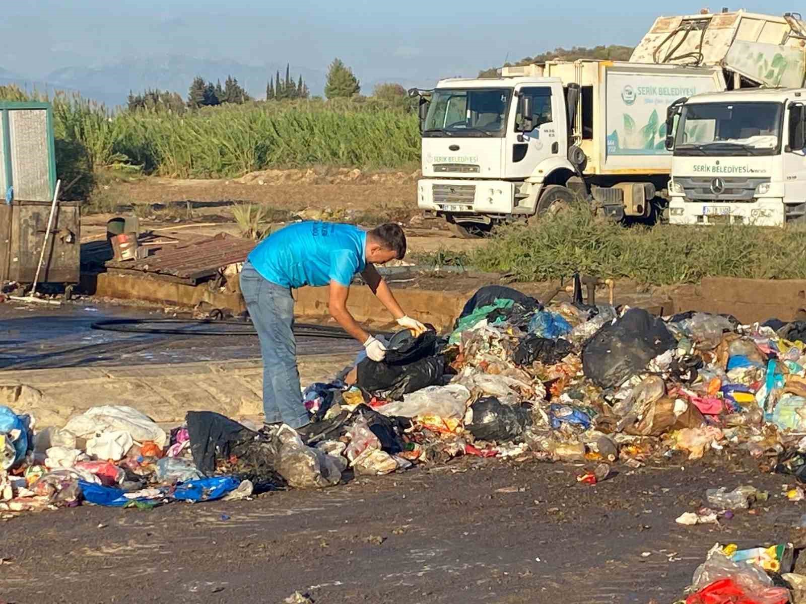 Yanlışlıkla çöpe atılan 2 cep telefonu, çöp toplama merkezinde didik didik aranarak bulundu
