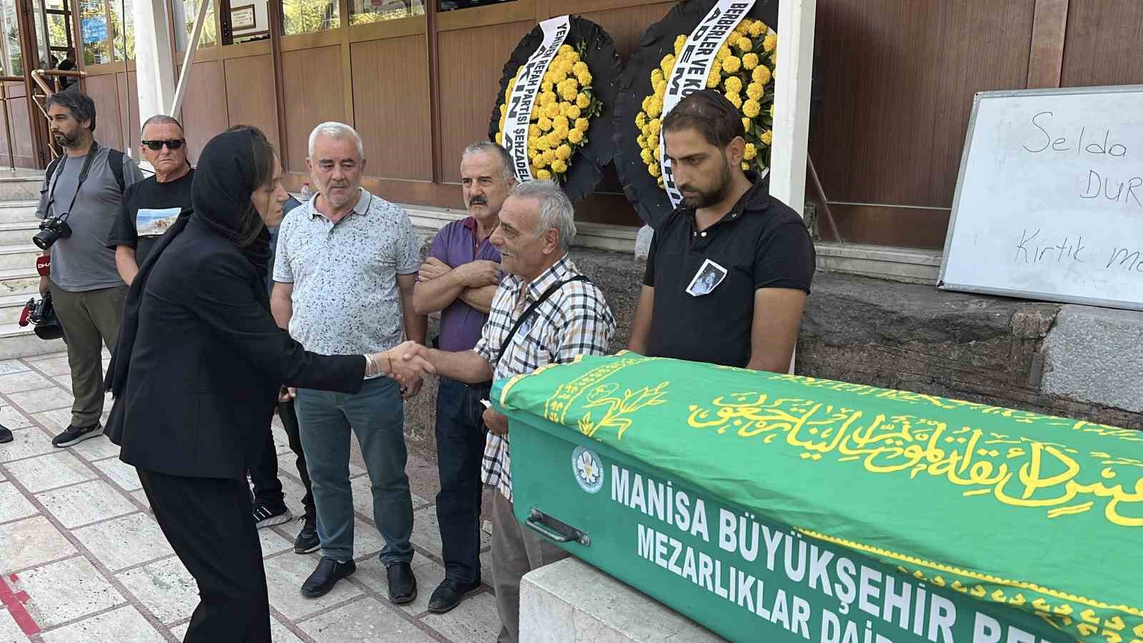 Eşi tarafından öldürülen kadının cenazesinde duygu dolu anlar
