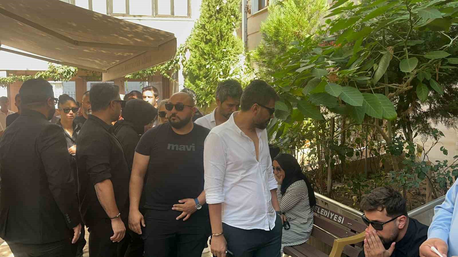 Dilan ve Engin Polat çifti fenomen Kübra Aykut’u son yolculuğuna uğurladı
