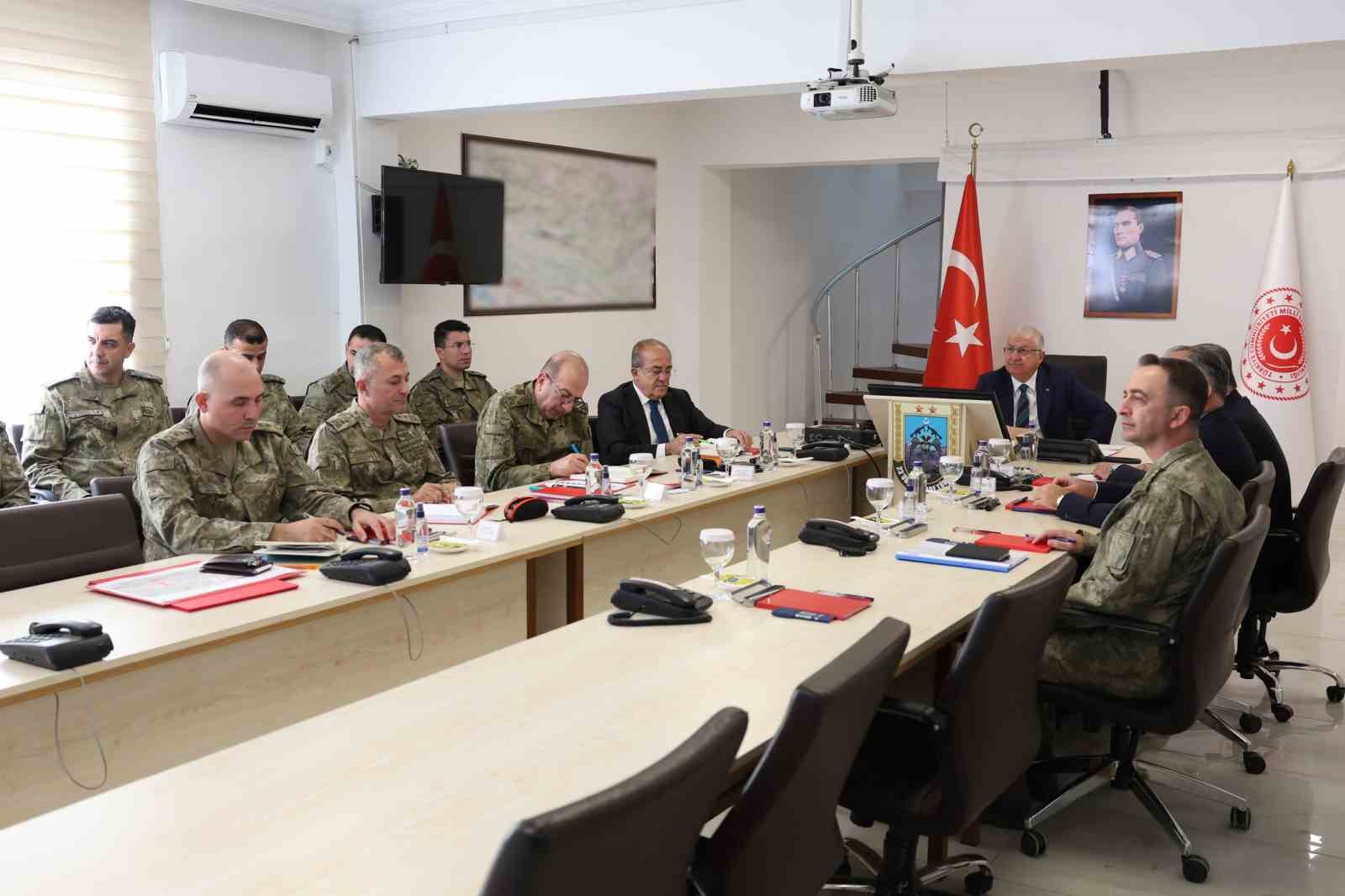 Bakan Güler, sınır ötesinde görev yapan birlik komutanlarıyla video konferans toplantısı gerçekleştirdi
