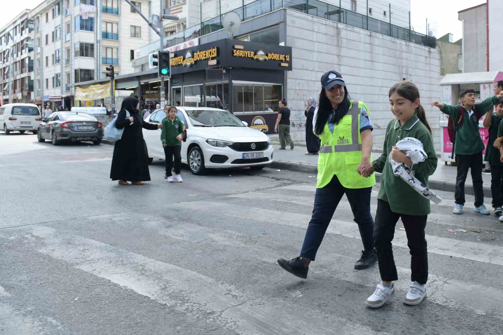 Esenyurt’ta zabıta ekipleri okul çevrelerindeki denetimleri sıklaştırdı
