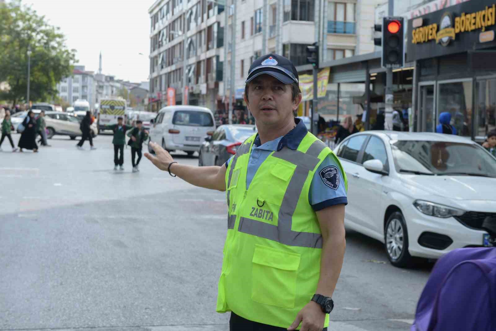 Esenyurt’ta zabıta ekipleri okul çevrelerindeki denetimleri sıklaştırdı
