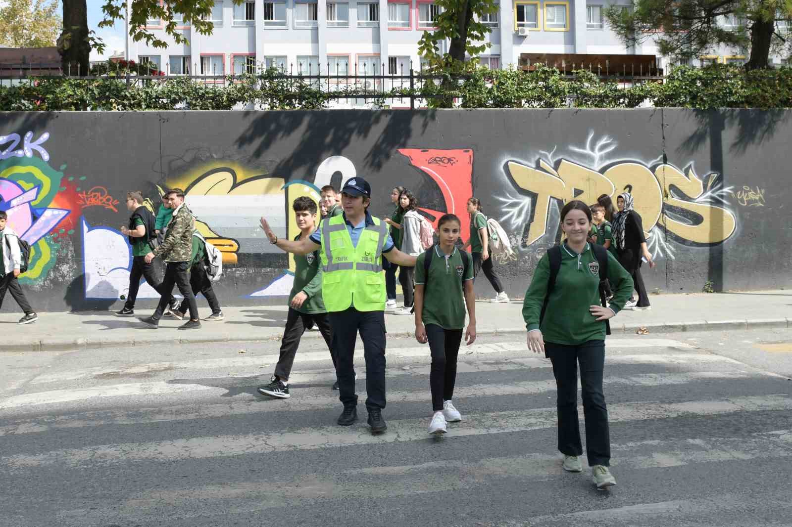 Esenyurt’ta zabıta ekipleri okul çevrelerindeki denetimleri sıklaştırdı
