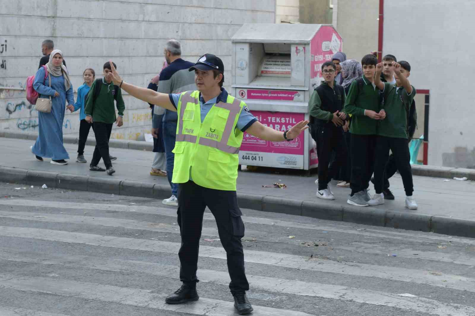 Esenyurt’ta zabıta ekipleri okul çevrelerindeki denetimleri sıklaştırdı
