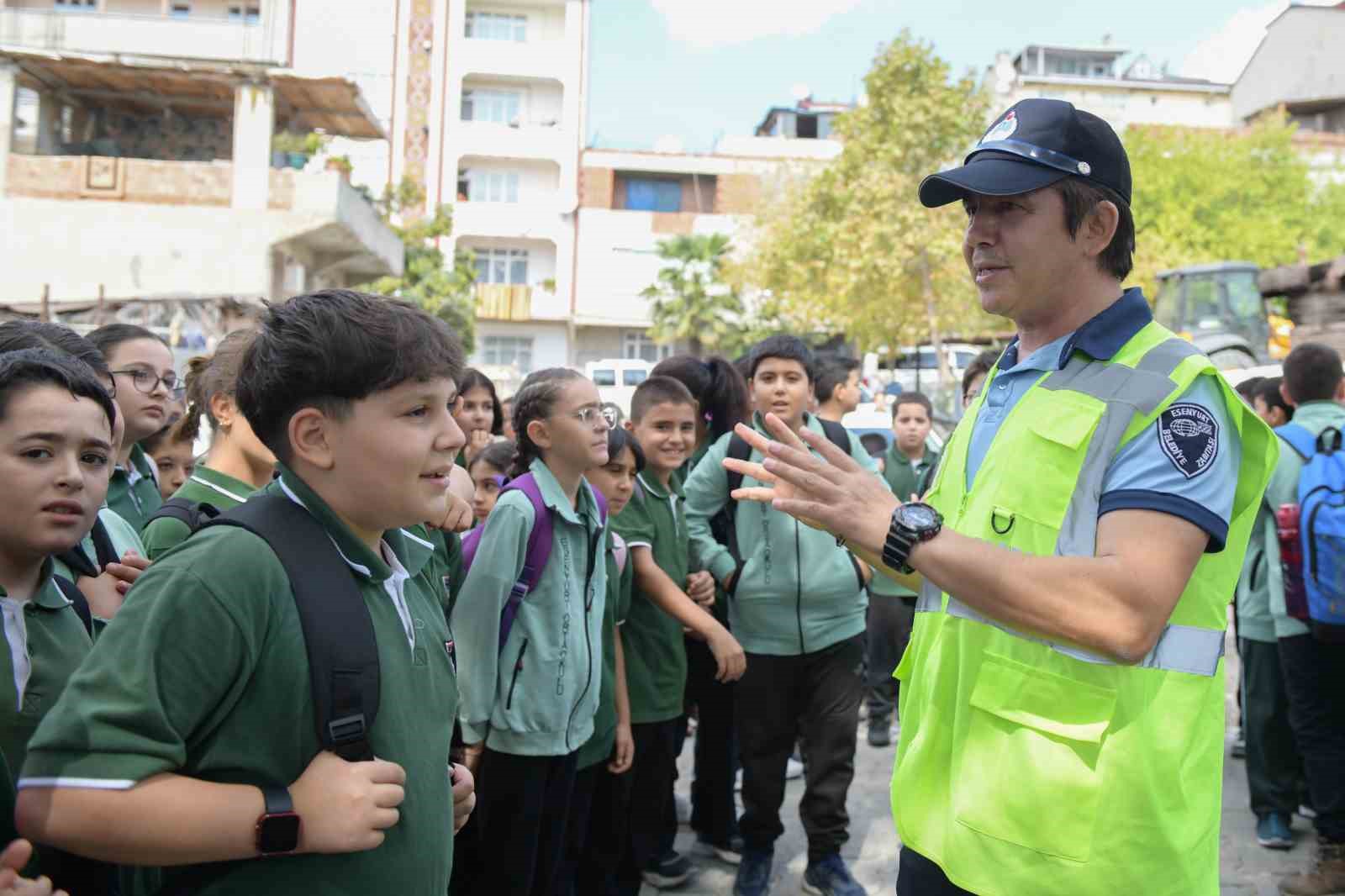 Esenyurt’ta zabıta ekipleri okul çevrelerindeki denetimleri sıklaştırdı
