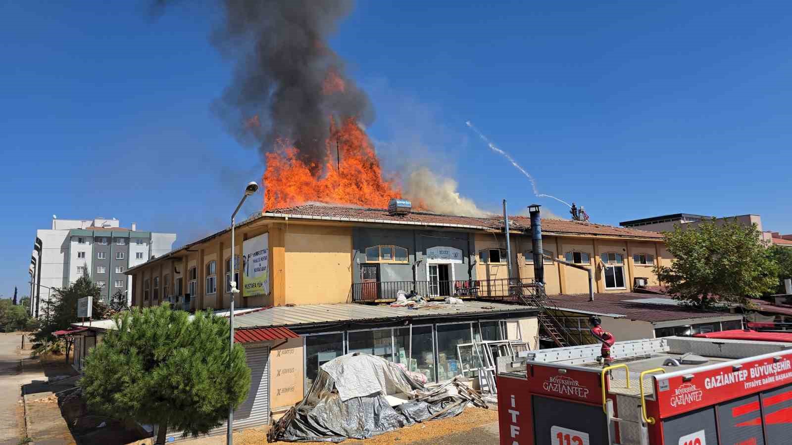 İş merkezinin çatısı alev alev yandı
