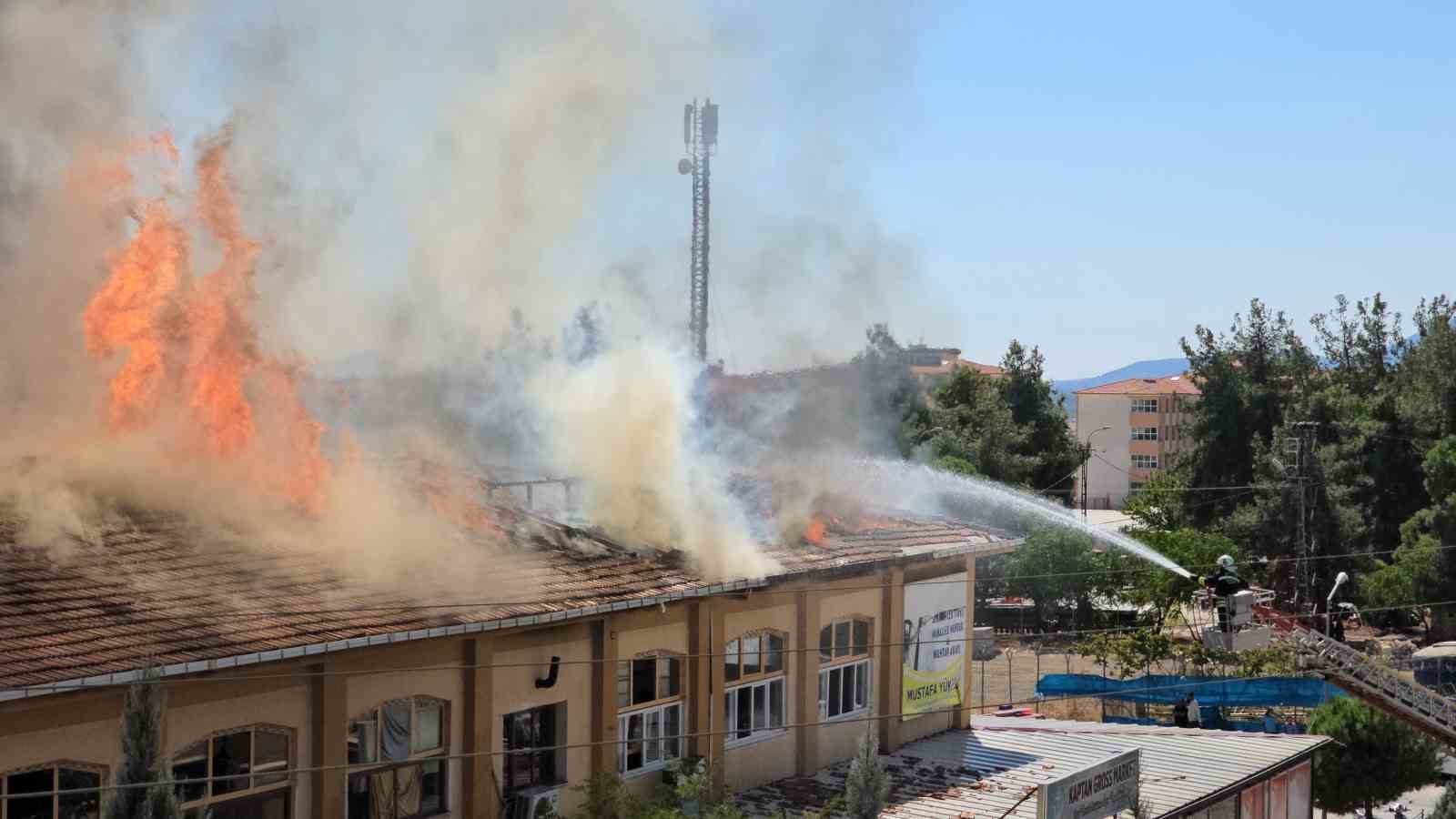 İş merkezinin çatısı alev alev yandı
