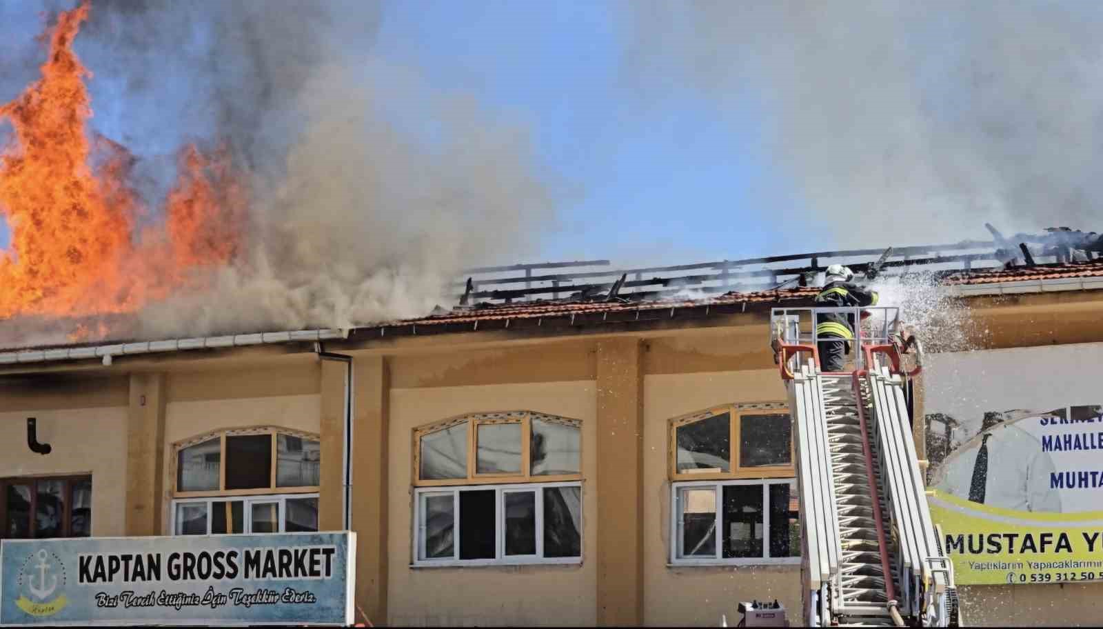 İş merkezinin çatısı alev alev yandı
