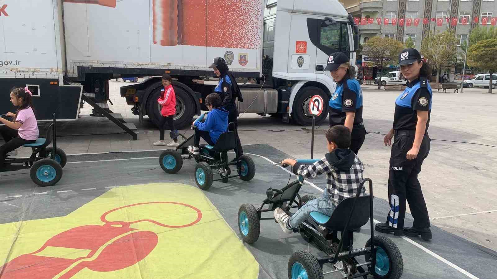 Mobil trafik tırında öğrencilere trafik eğitimi verildi
