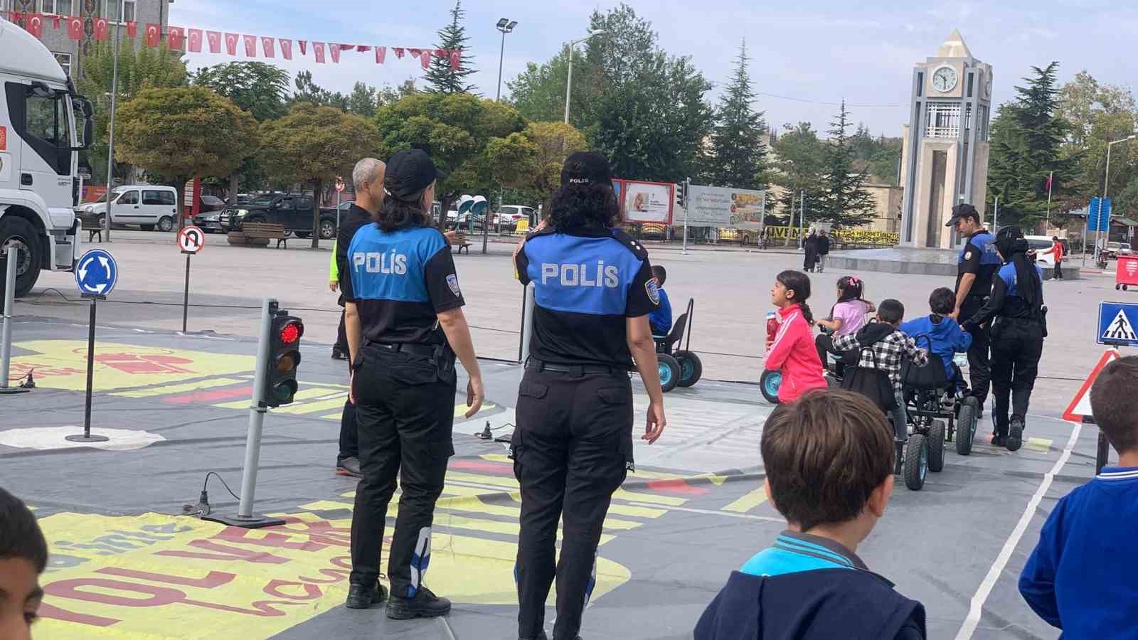 Mobil trafik tırında öğrencilere trafik eğitimi verildi
