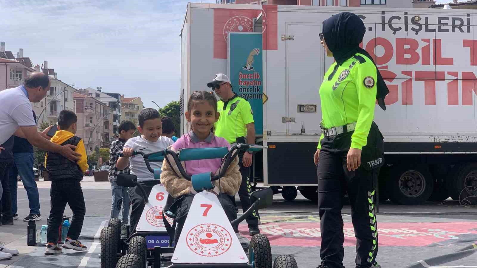 Mobil trafik tırında öğrencilere trafik eğitimi verildi
