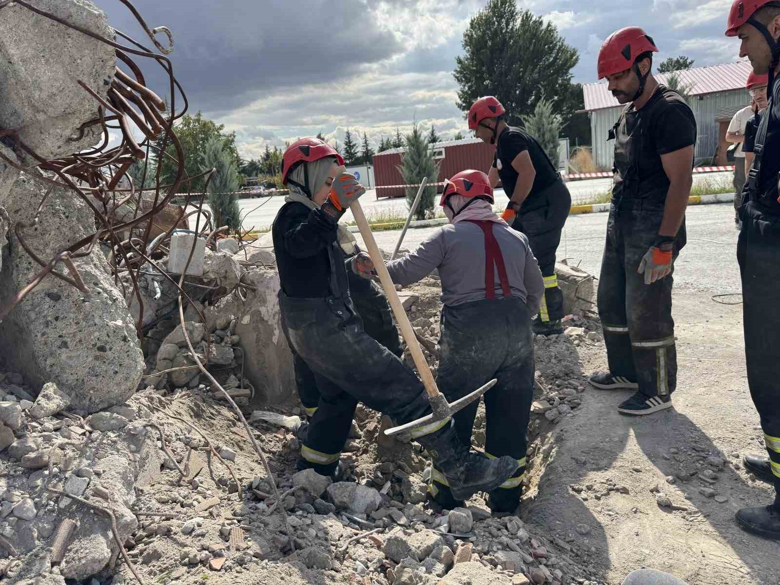 Gönüllü arama ekibinden gerçeği aratmayan tatbikat
