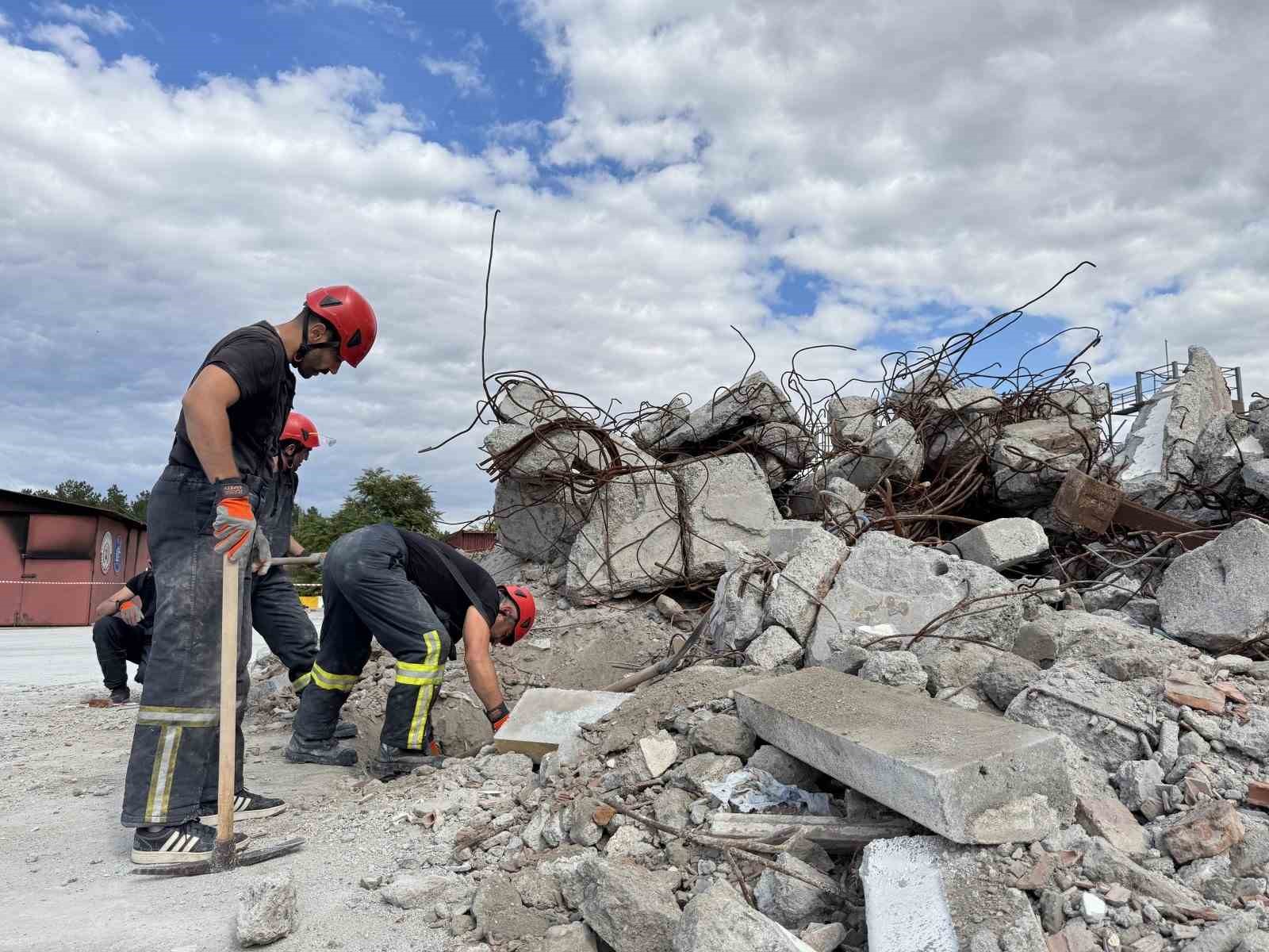 Gönüllü arama ekibinden gerçeği aratmayan tatbikat
