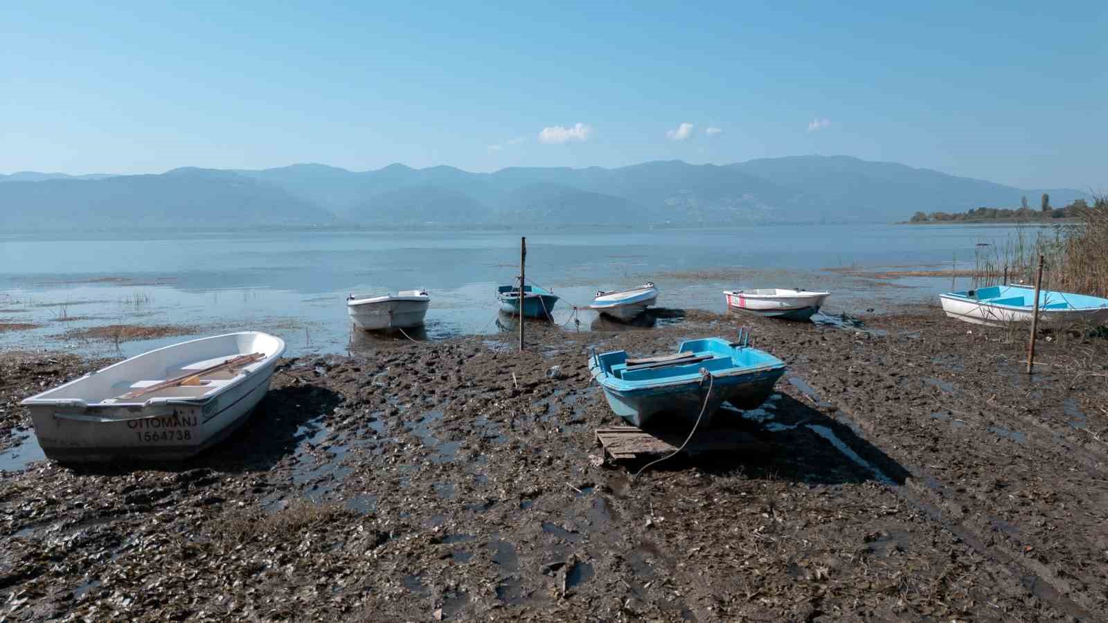 Milyonlarca kişinin içme su kaynağı gölde korkutan görüntü: Su 17 metre geri çekildi
