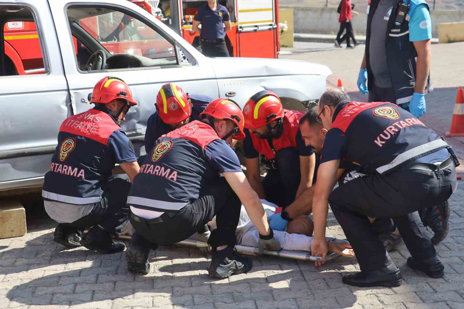 Tatbikat gerçeğini aratmadı, öğrencilerin ‘atla atla’ demesi dikkat çekti
