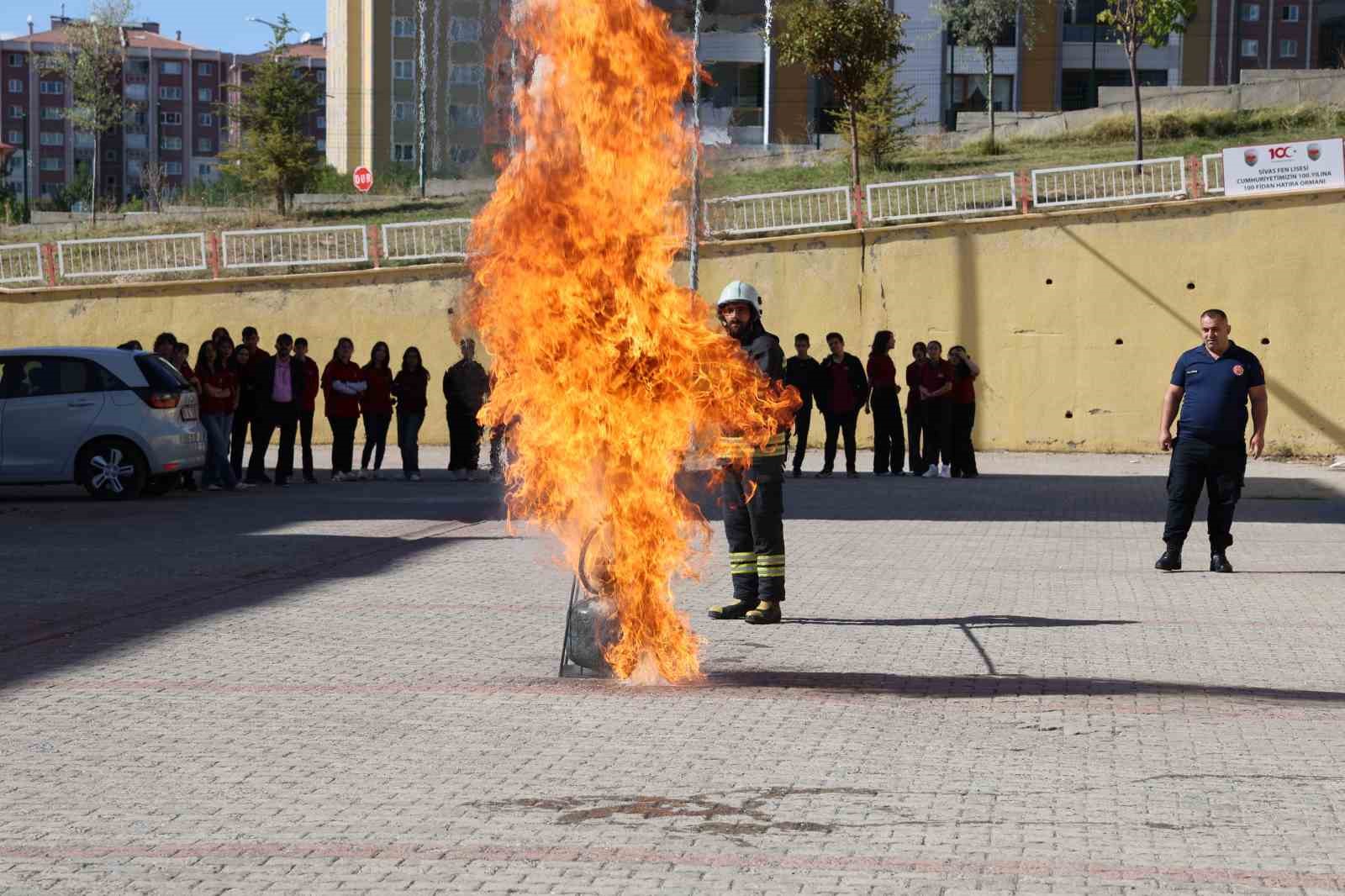 Tatbikat gerçeğini aratmadı, öğrencilerin ‘atla atla’ demesi dikkat çekti
