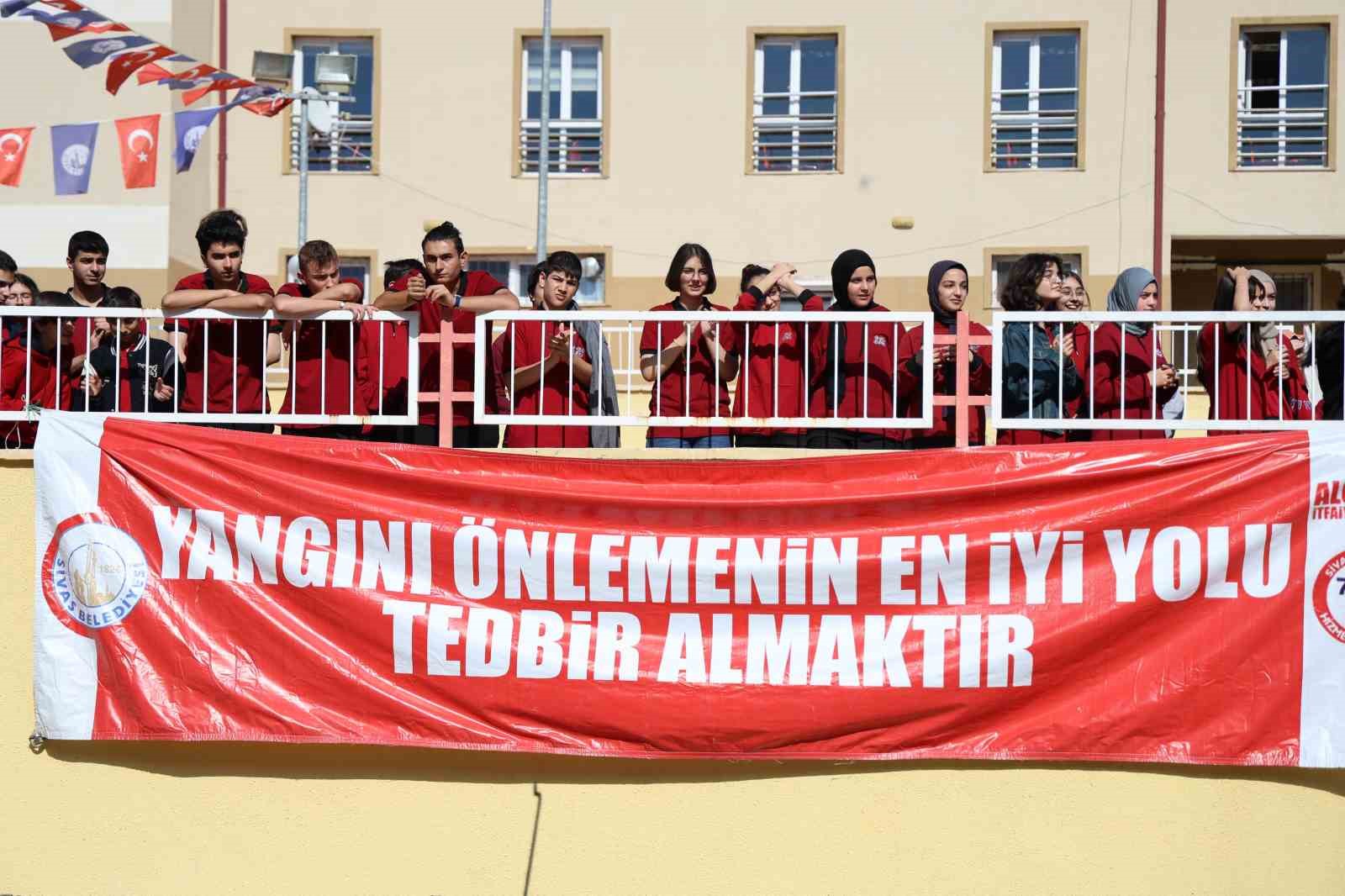 Tatbikat gerçeğini aratmadı, öğrencilerin ‘atla atla’ demesi dikkat çekti
