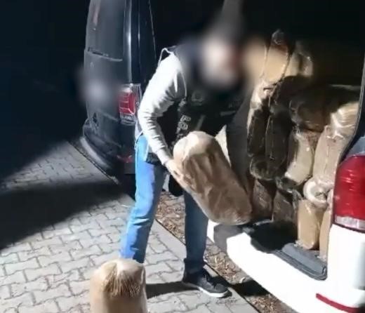 Kamyonetlerden 2 ton kaçak tütün çıktı: 2 gözaltı
