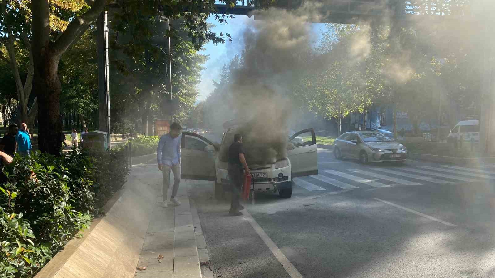 Beşiktaş’ta otomobil alev aldı, anne ve çocuğu son anda kurtuldu
