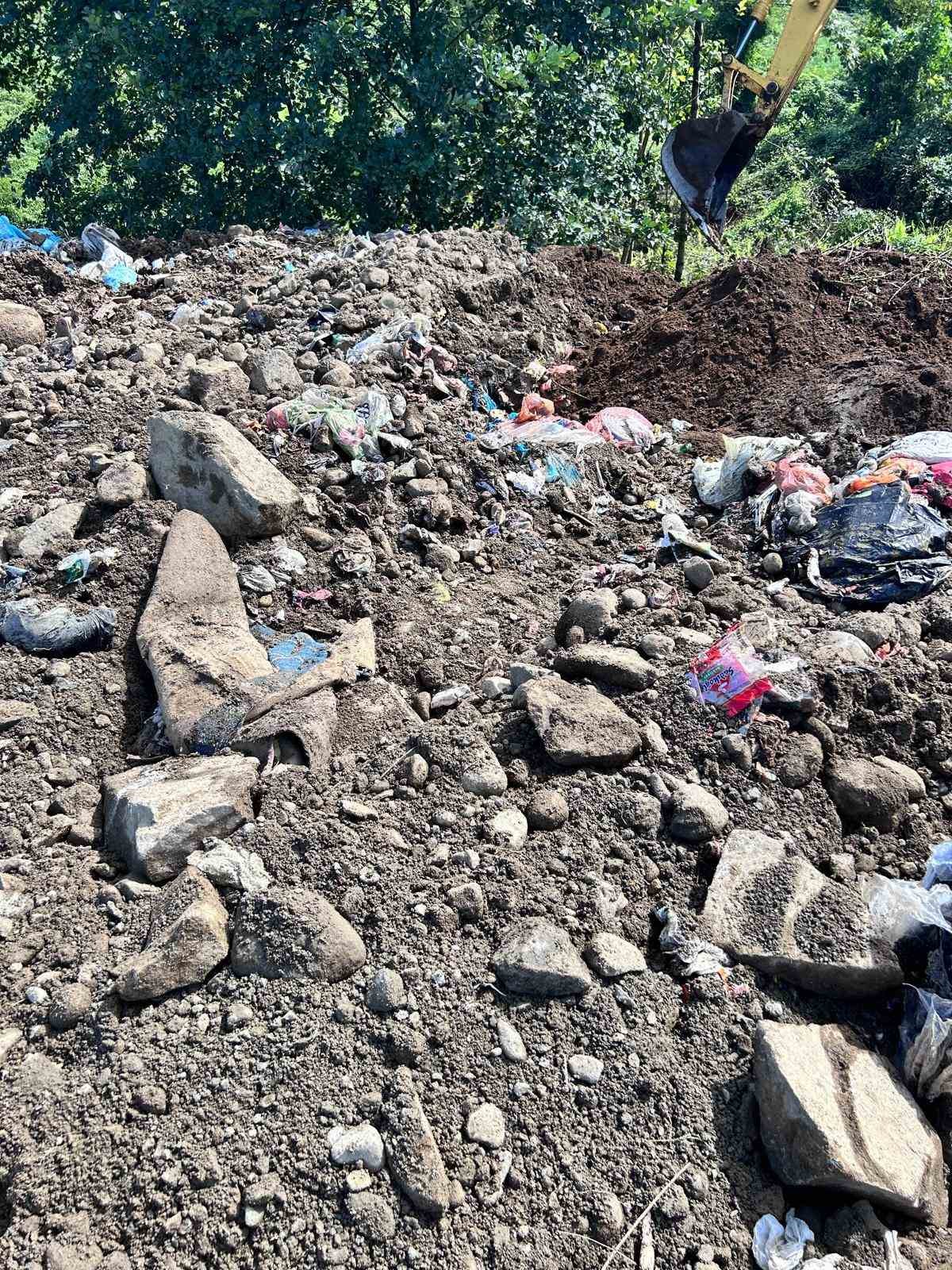 Çöpleri dere kenarına döküp üzerini kapatan Pazar Belediyesine ceza
