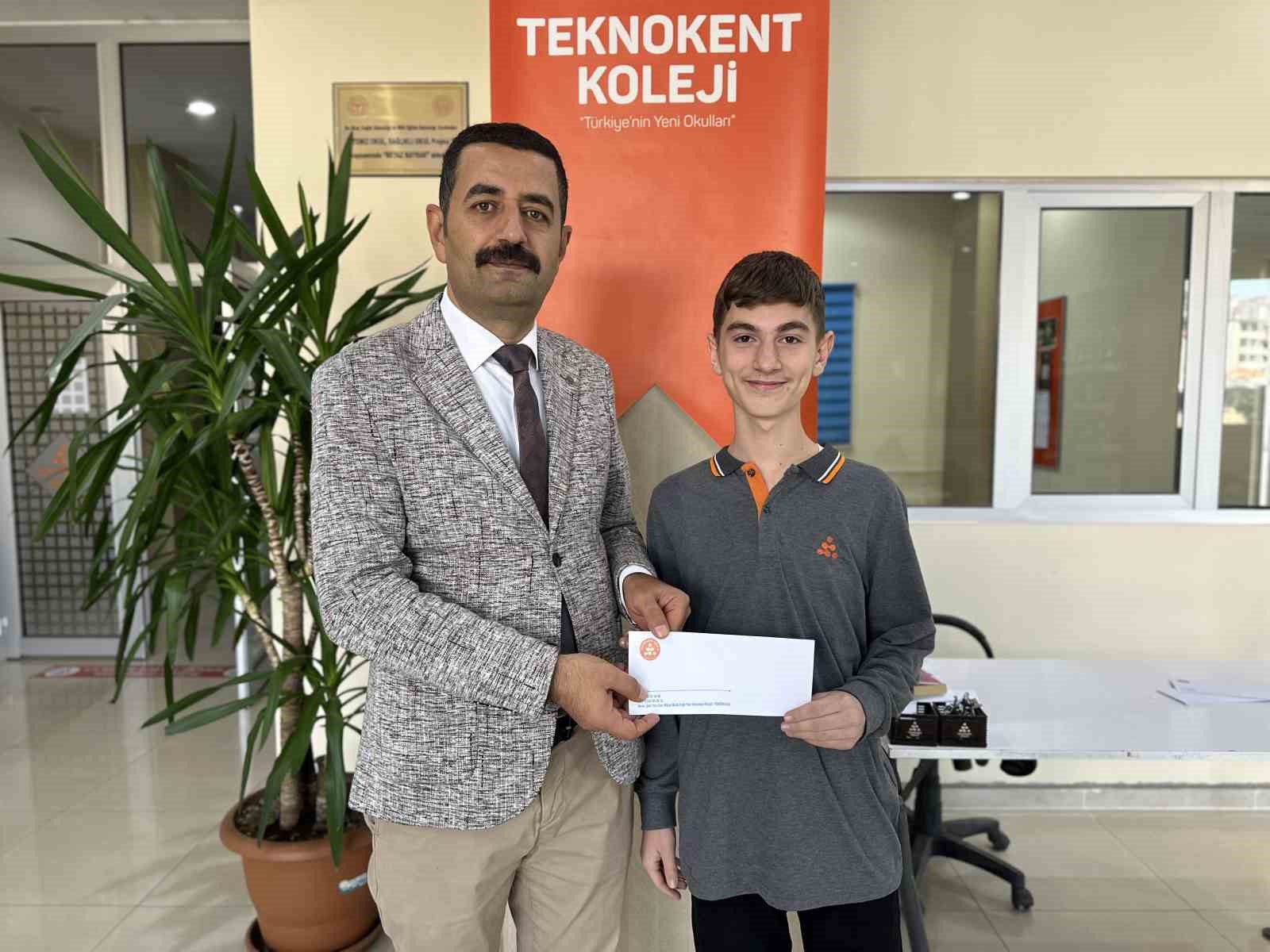 Yüksekova Teknokent Koleji öğrencileri ilk burslarını aldı
