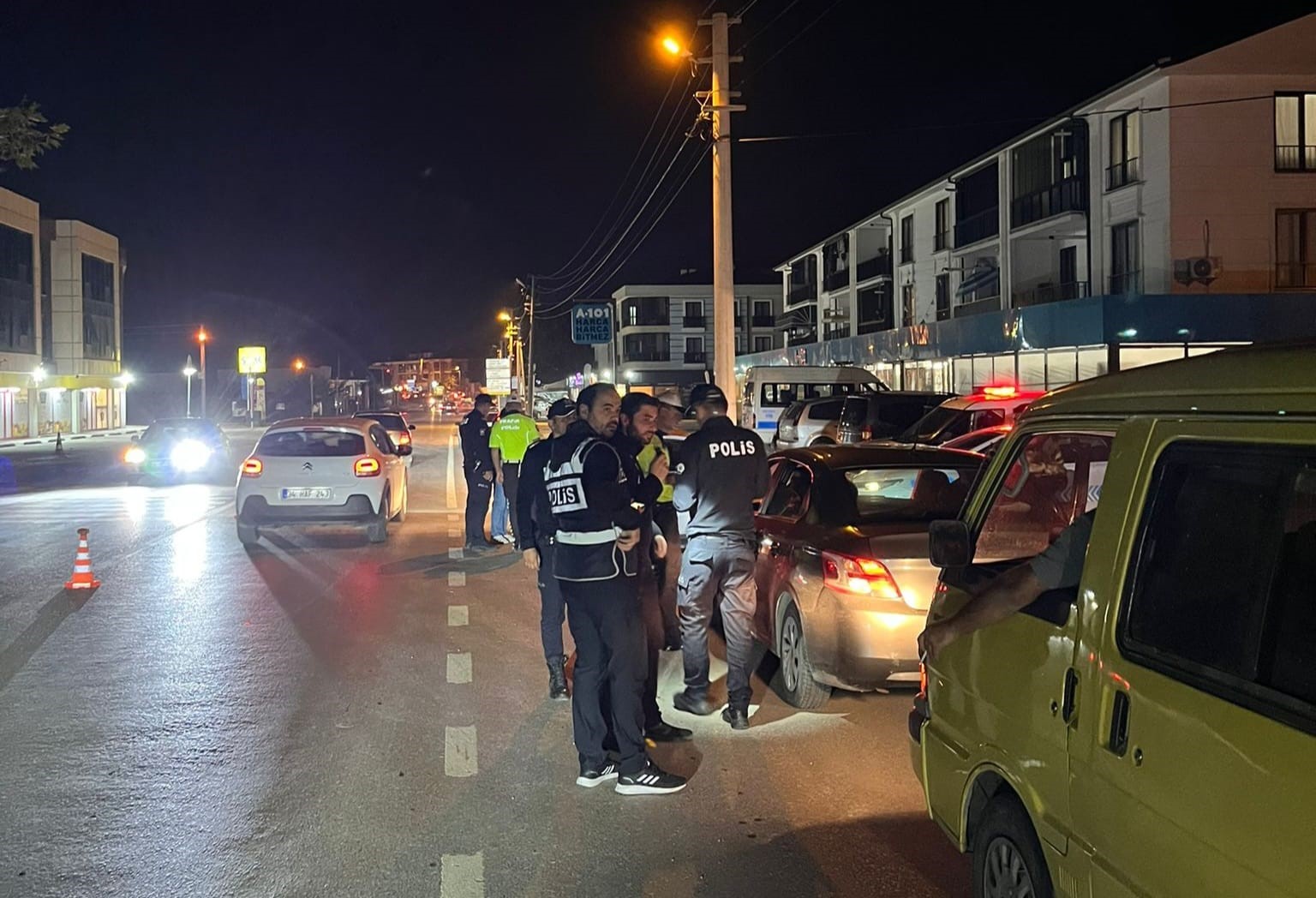 Sakarya’da polisten şok uygulama: 2 şahıs yakalandı, ruhsatsız 5 tabanca ele geçirildi
