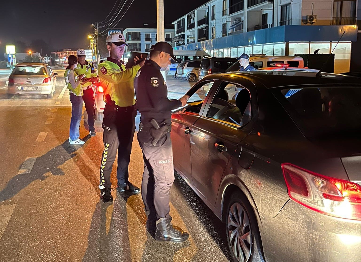 Sakarya’da polisten şok uygulama: 2 şahıs yakalandı, ruhsatsız 5 tabanca ele geçirildi
