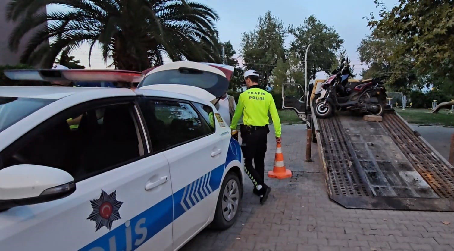 Sakarya’da polisten şok uygulama: 2 şahıs yakalandı, ruhsatsız 5 tabanca ele geçirildi
