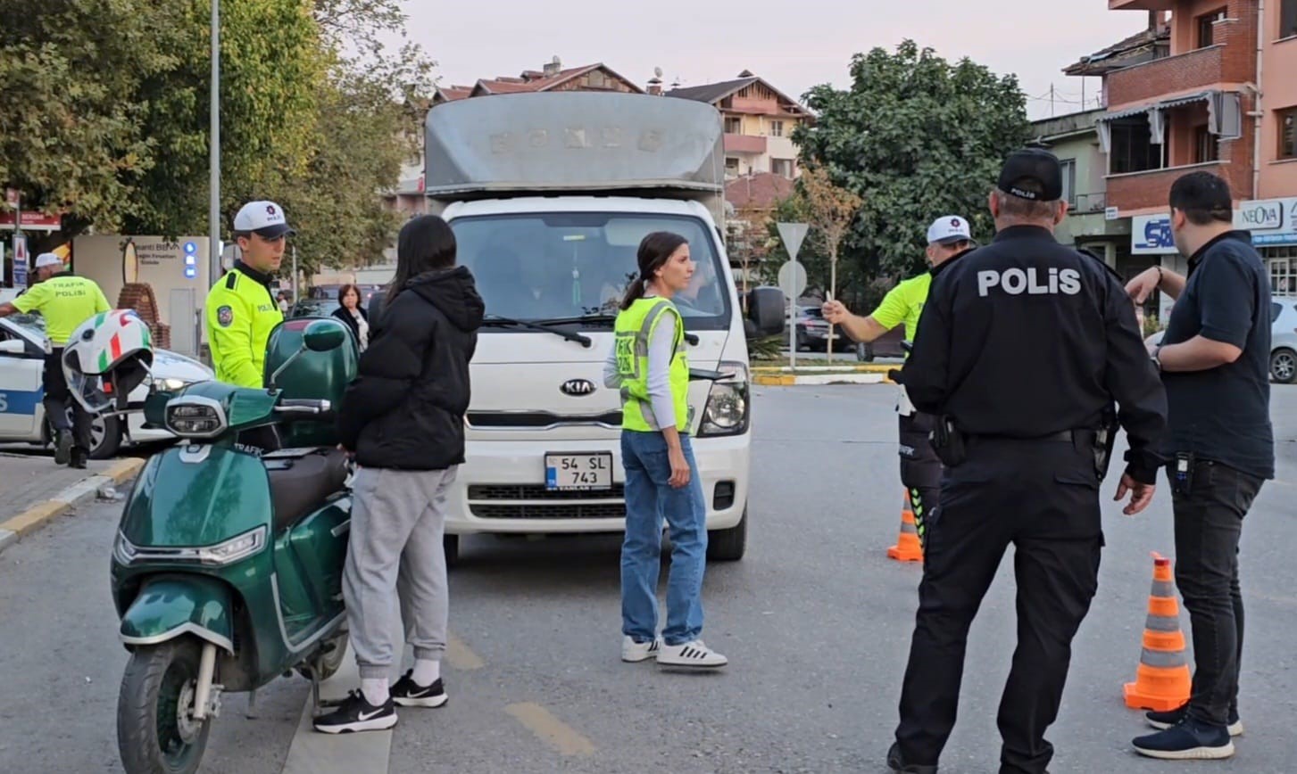 Sakarya’da polisten şok uygulama: 2 şahıs yakalandı, ruhsatsız 5 tabanca ele geçirildi
