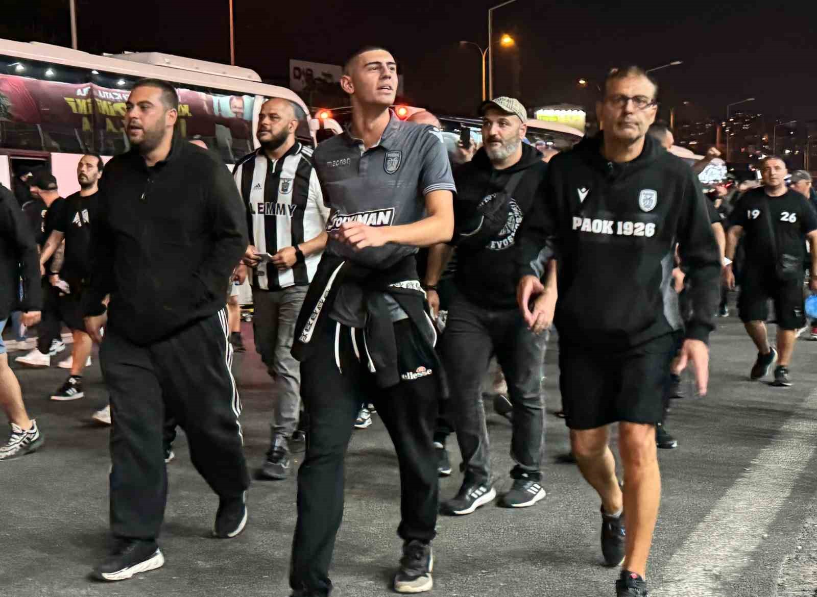 PAOK taraftarı stadyuma geldi
