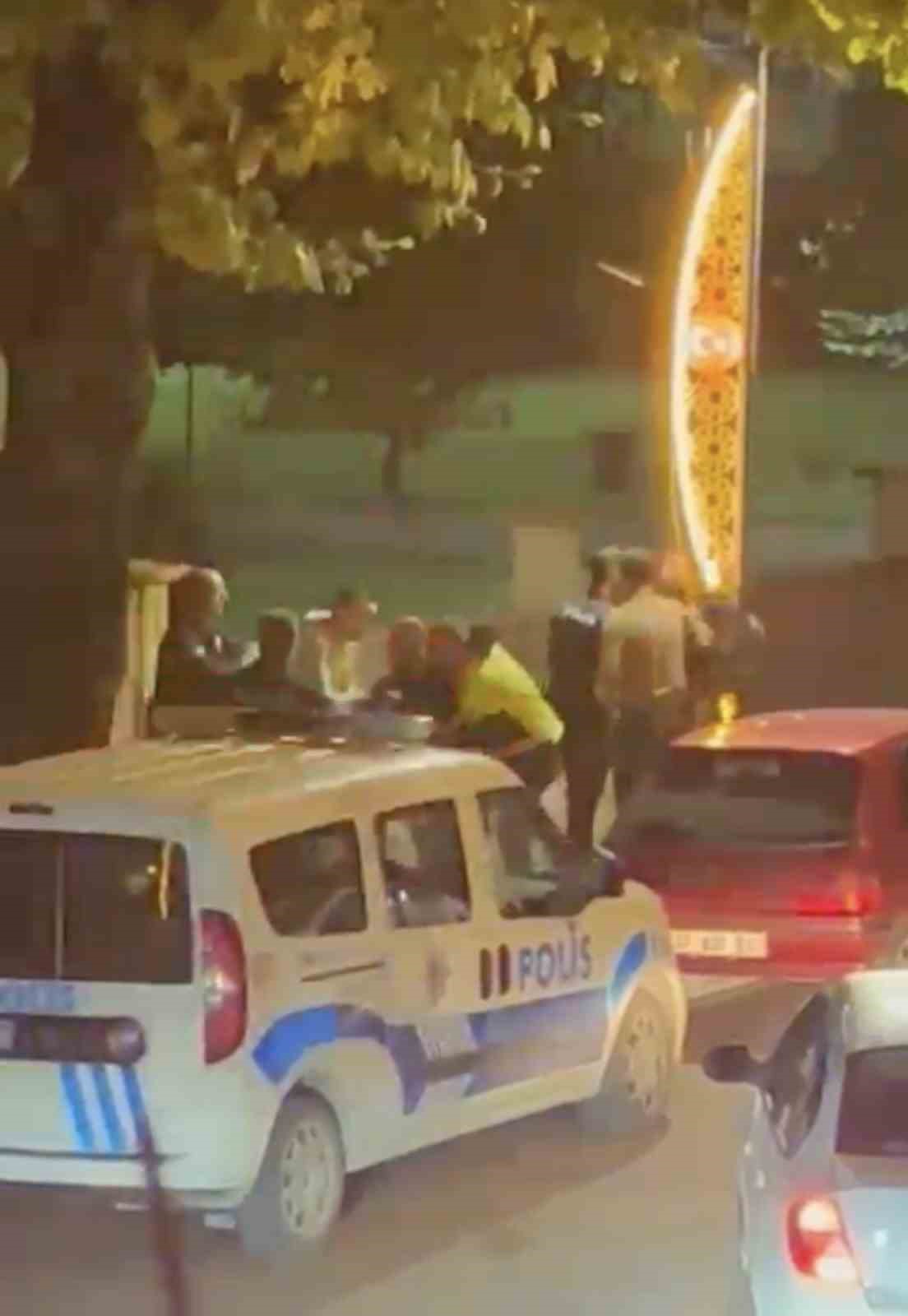 Polis ekiplerine silah çekip tehdit ettiler: O anlar kamerada
