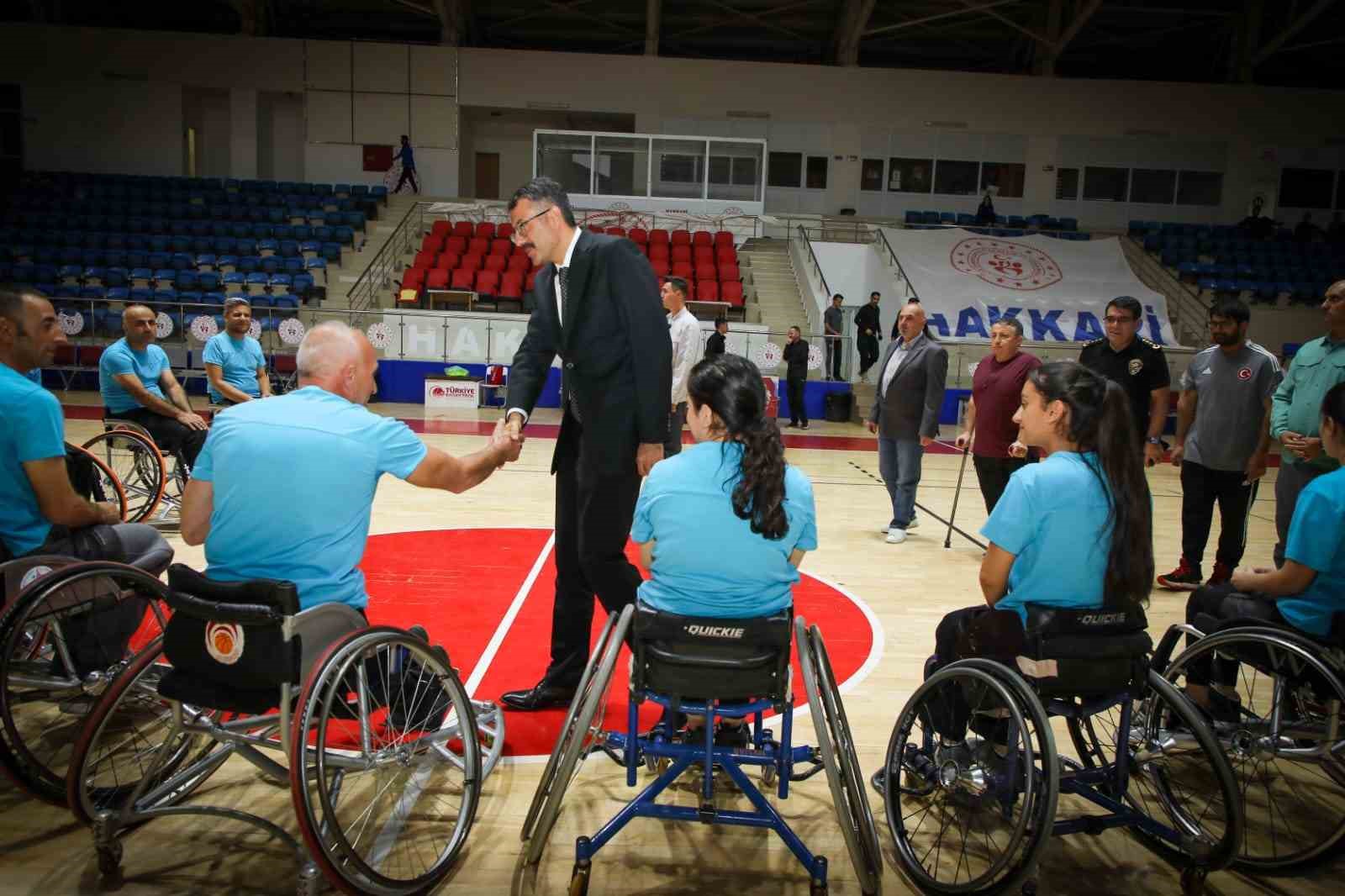 Vali Çelik’ten engelli sporculara sandalye desteği
