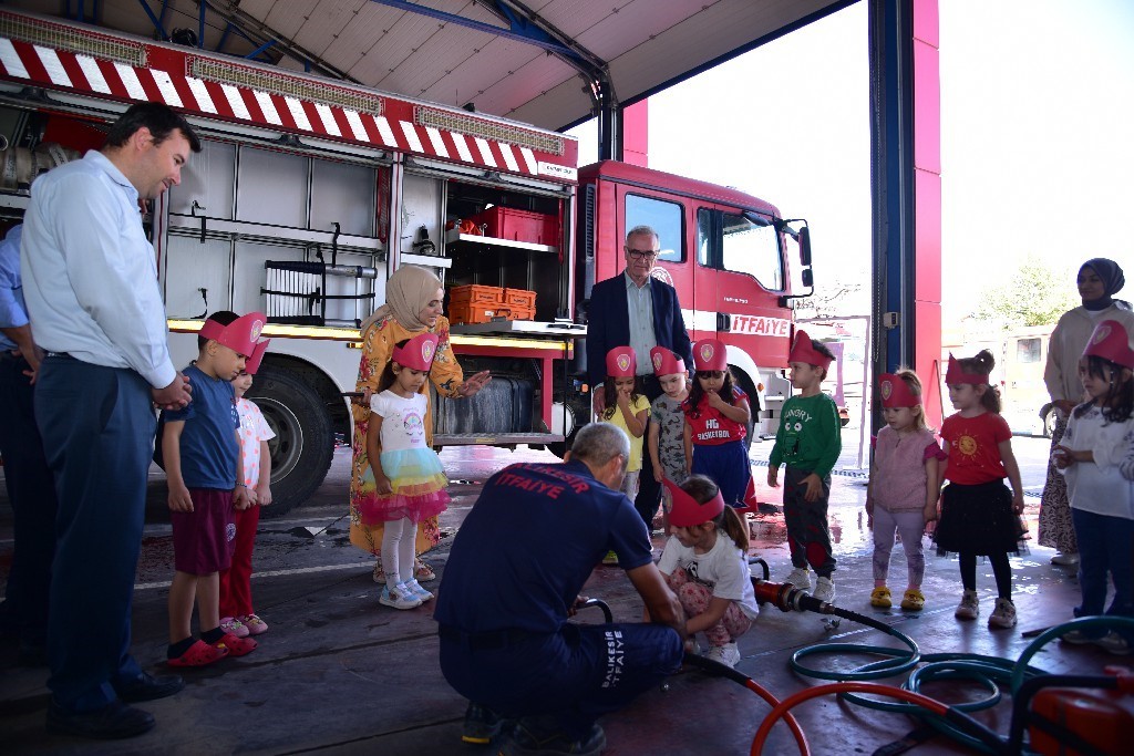 Miniklere uygulamalı itfaiye eğitimi
