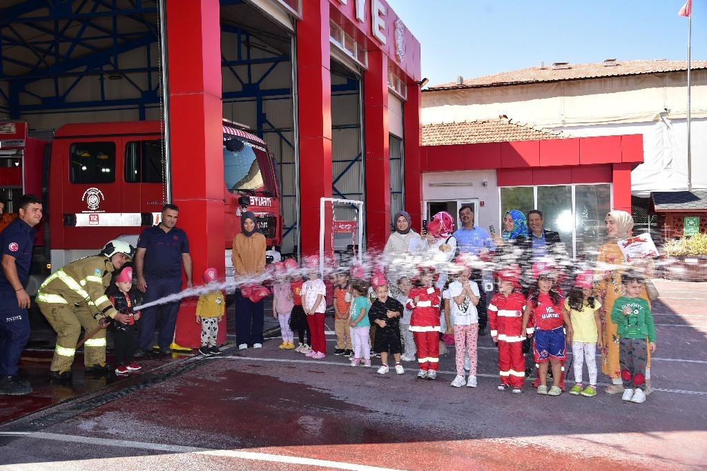 Miniklere uygulamalı itfaiye eğitimi
