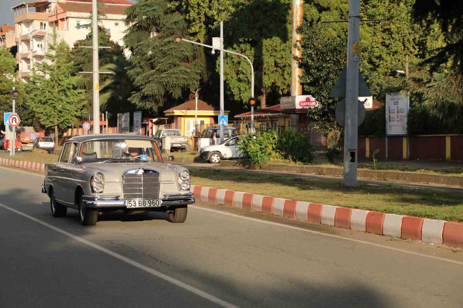 Kendisinden 40 yaş büyük arabasına gözü gibi bakıyor
