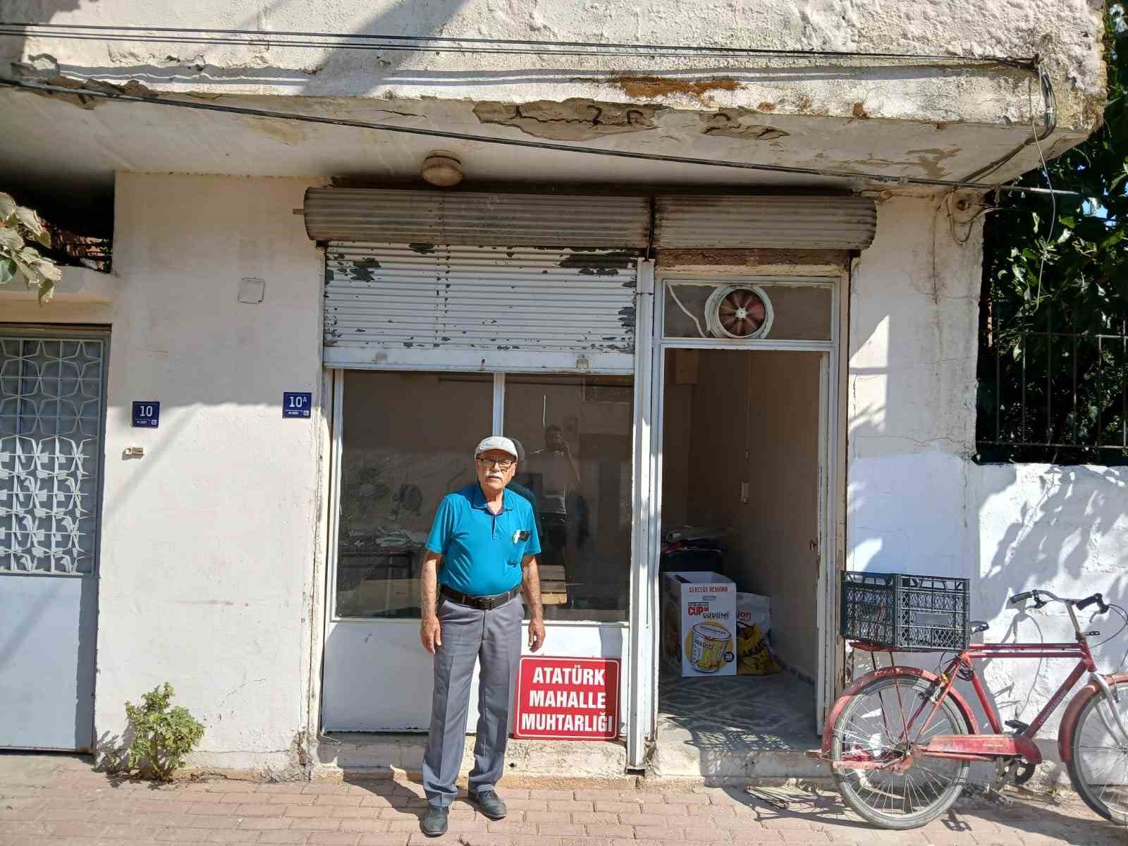 30 yıllık muhtar bisikletiyle vatandaşa derman oluyor
