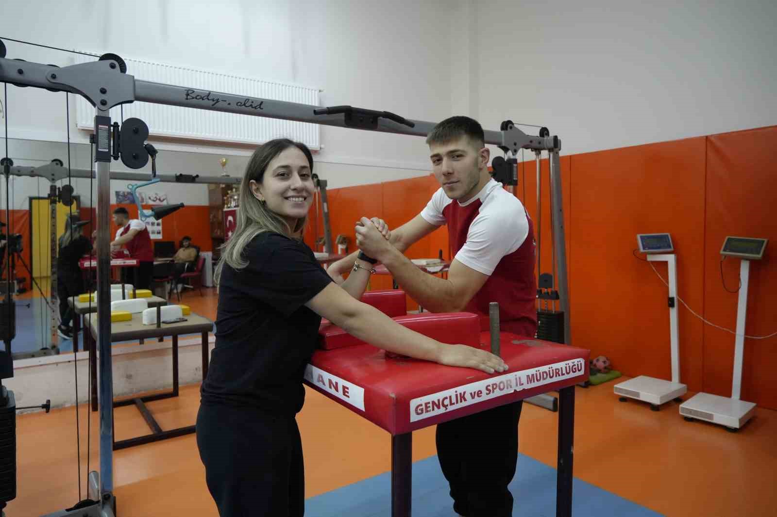 Bilek güreşini bırakmak üzereyken antrenörünün desteğiyle dünya sahnesine çıktı
