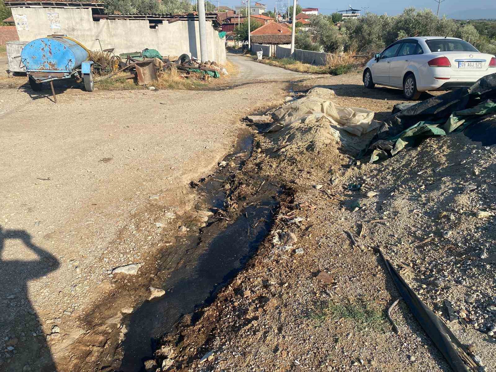 Ömerbeyli Mahallesi sakinleri, sokağa akıtılan pis sulardan şikayetçi
