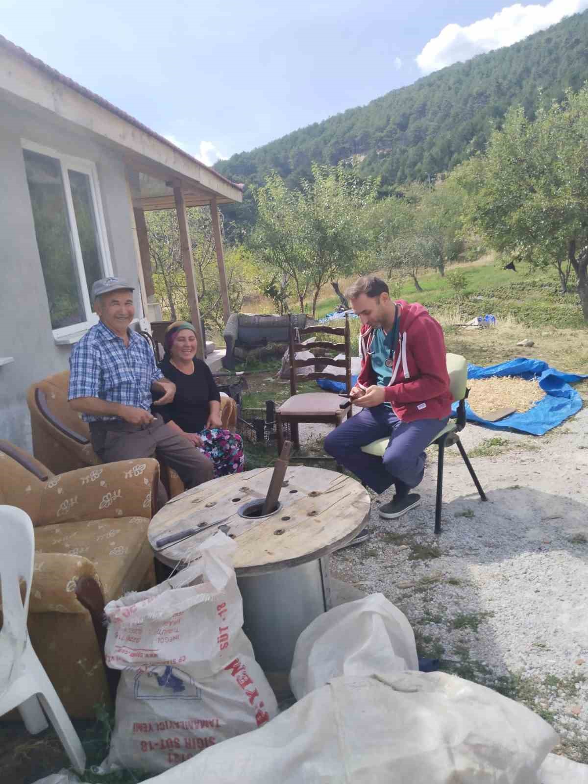 Hastasının ayağına giden doktor yüz güldürüyor
