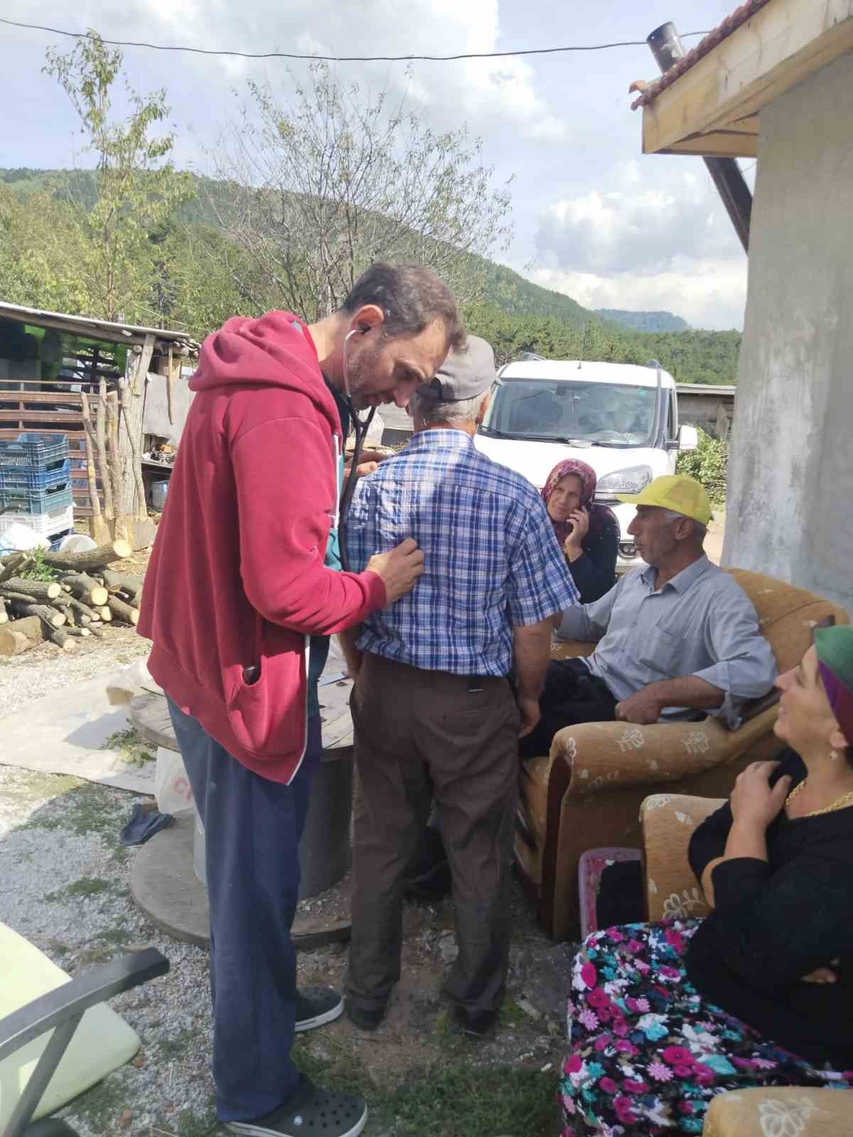 Hastasının ayağına giden doktor yüz güldürüyor
