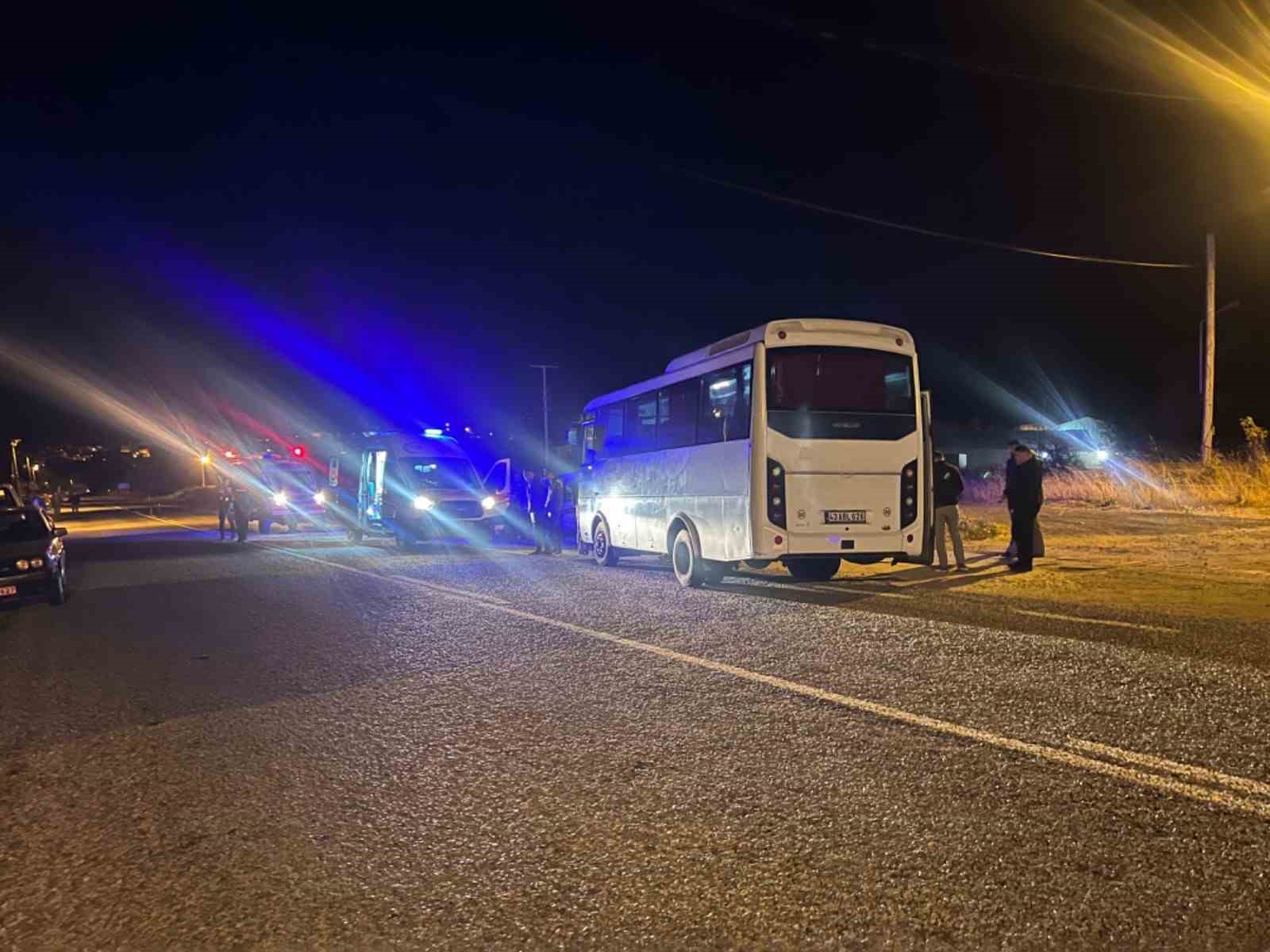 Kütahya’da işçi servisi ile otomobil çarpıştı: 10 yaralı
