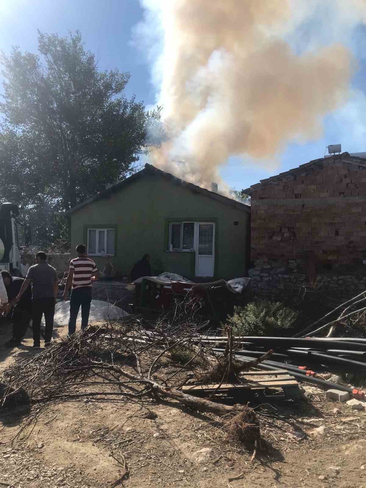 Eski kanepelerini yakmak isterken evi kül oldu
