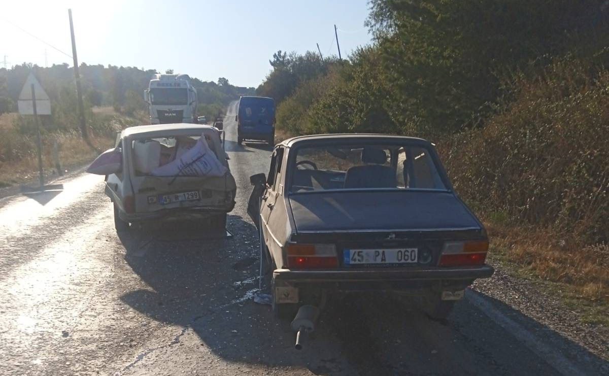 Gördes’te trafik kazası: 4 yaralı
