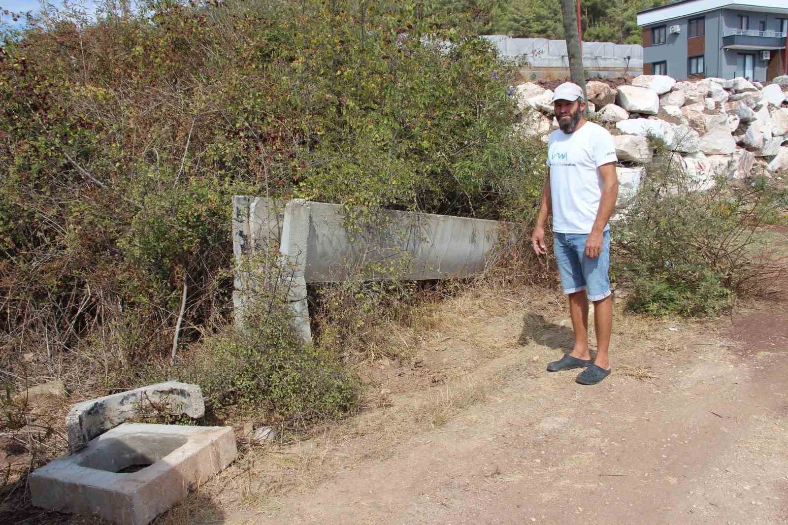 Komşusuna kızdı seraya giden yolu kapattı
