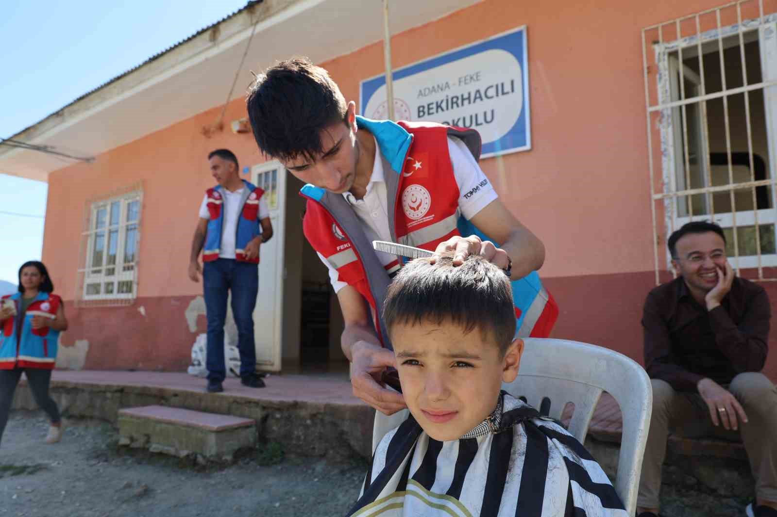 Kaymakam köylünün ayağına berberi götürdü
