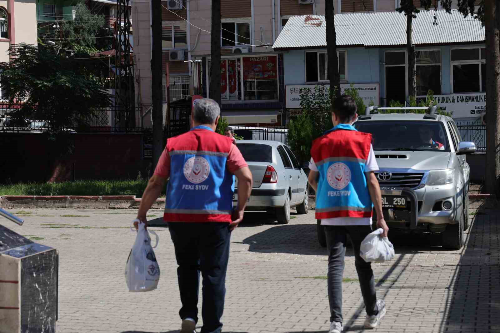 Kaymakam köylünün ayağına berberi götürdü
