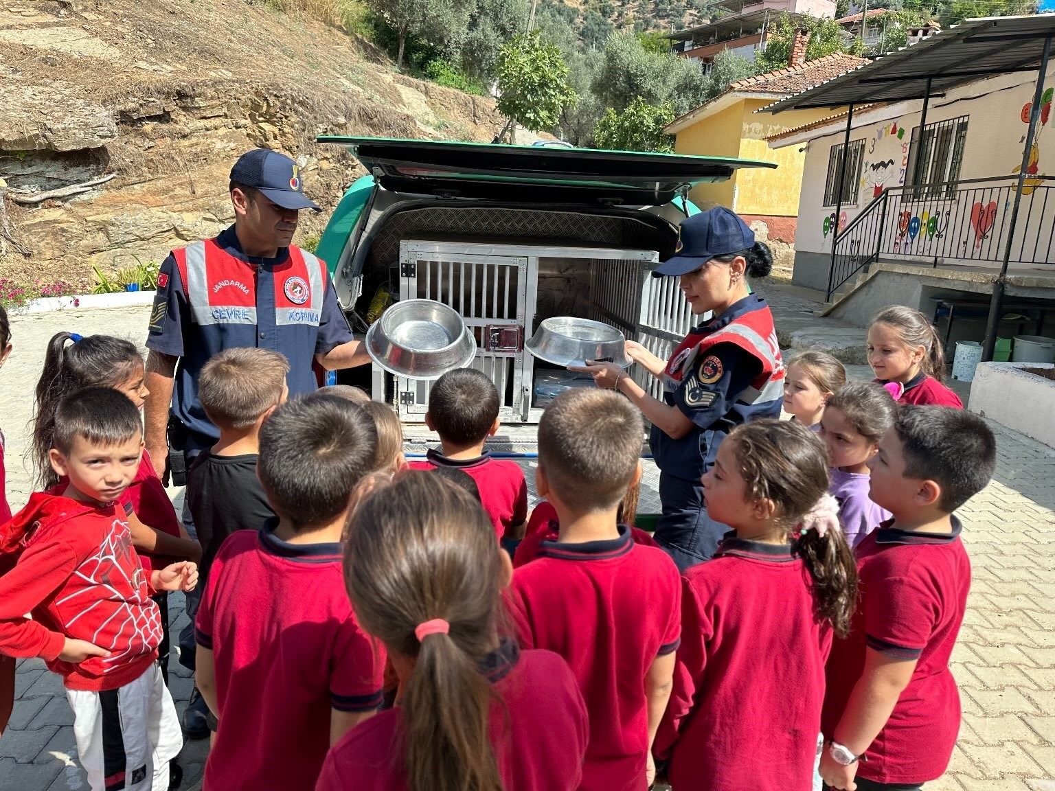 Aydın’da jandarma ekipleri öğrencileri bilgilendirdi
