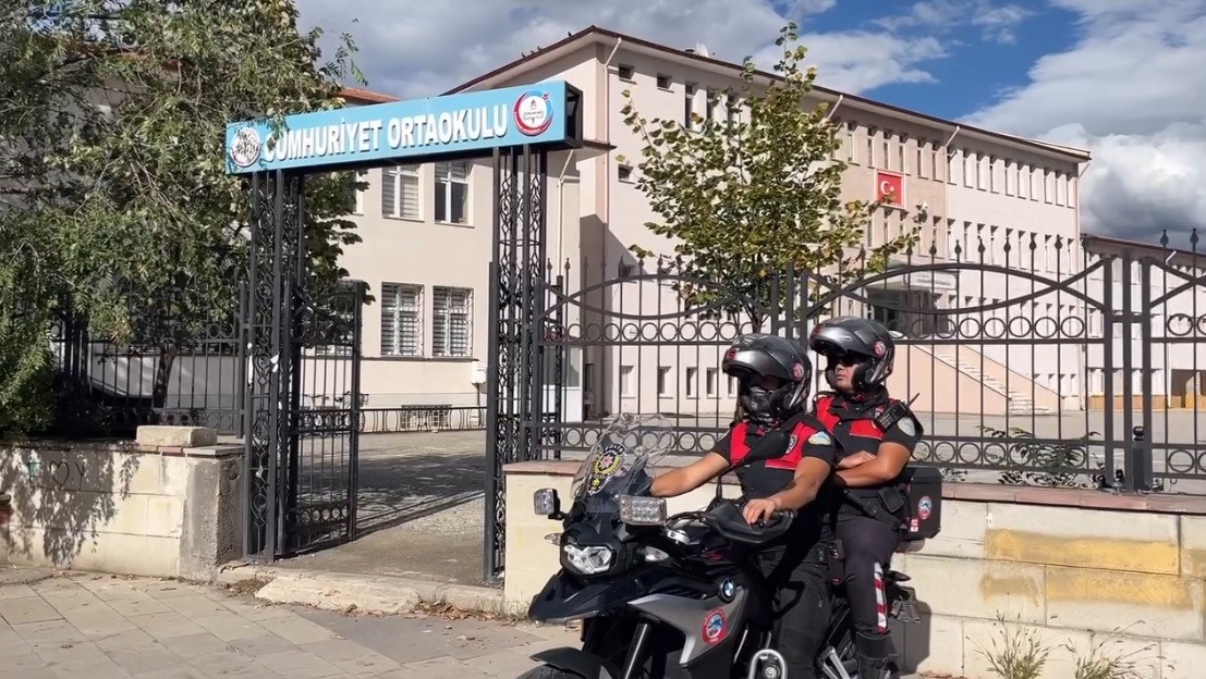 Erzincan’da polisin okul çevrelerinde denetimleri sürüyor
