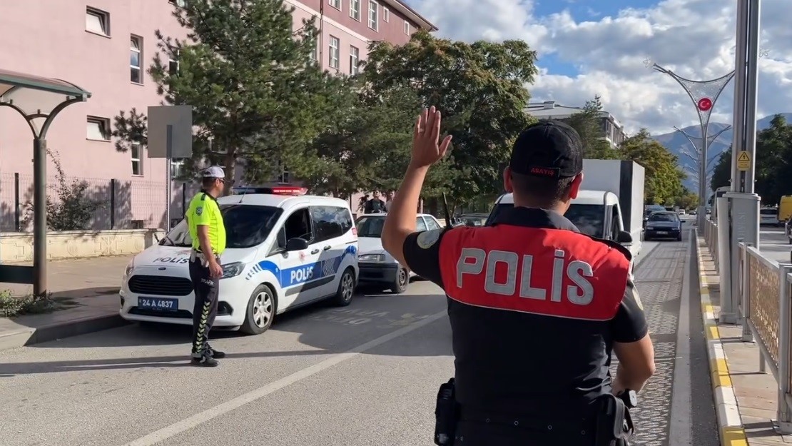 Erzincan’da polisin okul çevrelerinde denetimleri sürüyor
