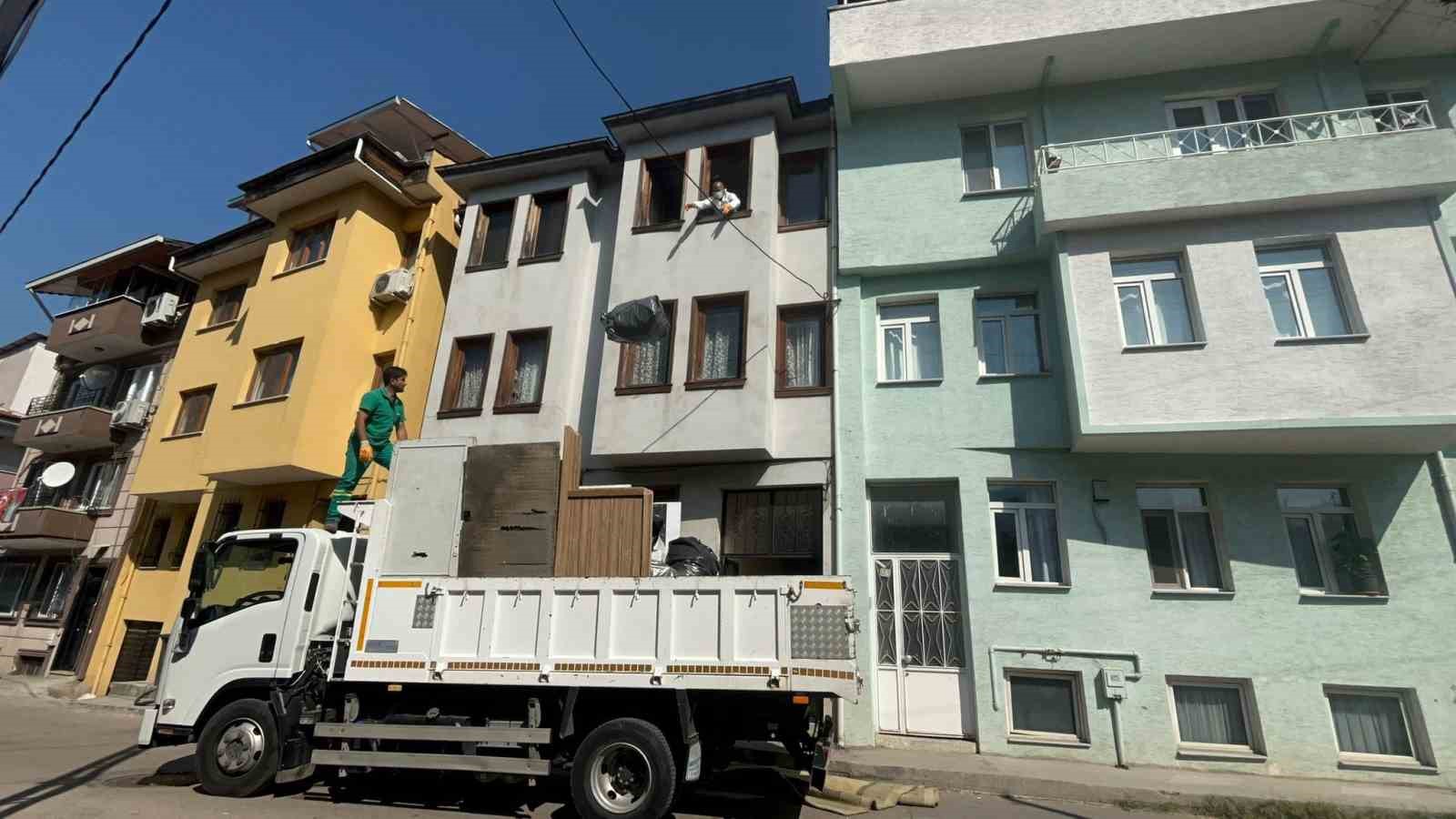 (Özel) Bursa’da bir apartmandan 5 kamyon çöp çıktı
